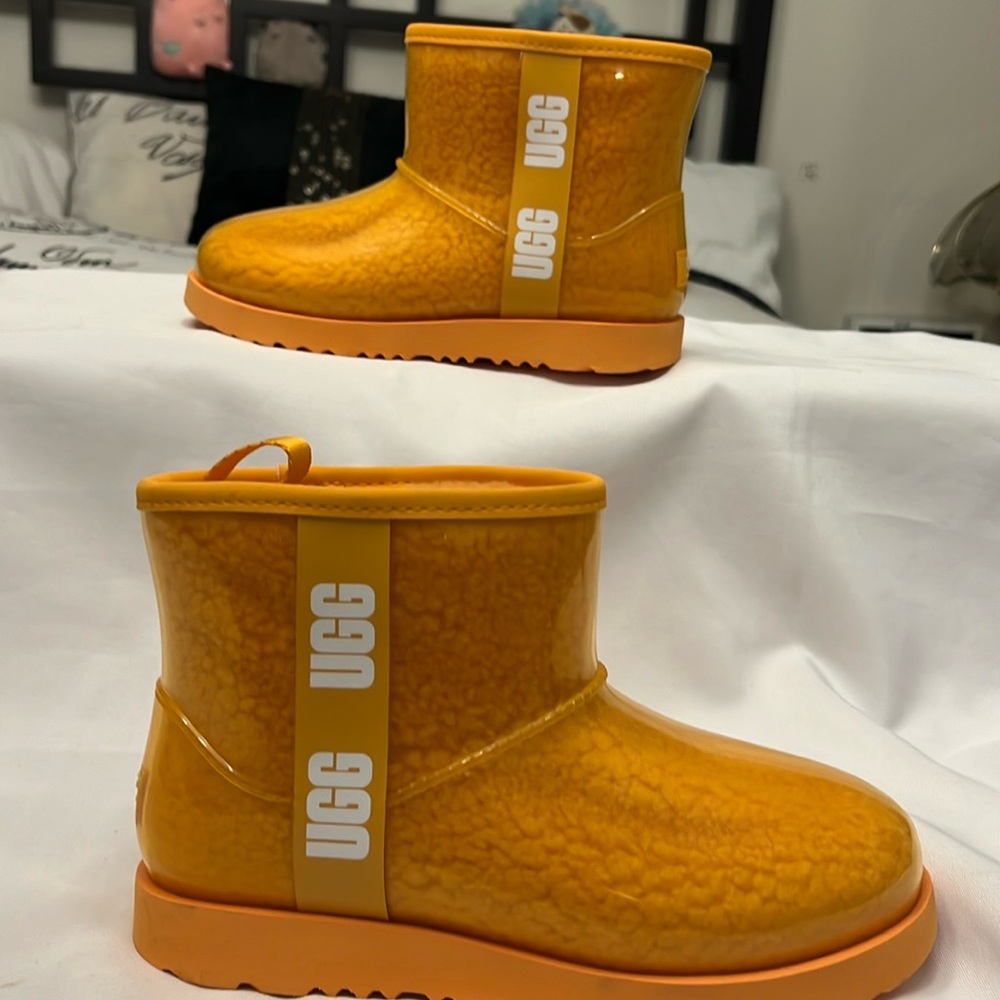 UGG Waterproof Boots size USA 5  23.5 centimeter